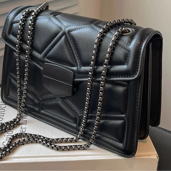 ❤️QUILTED SILVER CHAIN CROSSBODY OR SHOULDER BAG - Picture 6 of 6